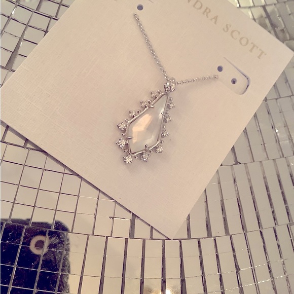 Beautiful mother of Pearl Kendra Scott necklace